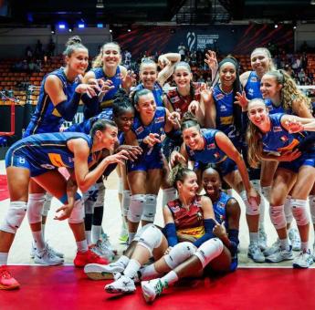 爱游戏体育-包含田径夜战：川蜀飞鹰队读秒扳平嵩山犀牛队，主帅临场妙招韧性与执行并存的词条